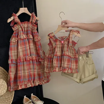 Корейската детски дрехи 2023, Лятно памучно Нова рокля-комбинация в клетката за момичета, Сладък топ без ръкави, с квадратни деколтета, къси Панталони, Модерен костюм